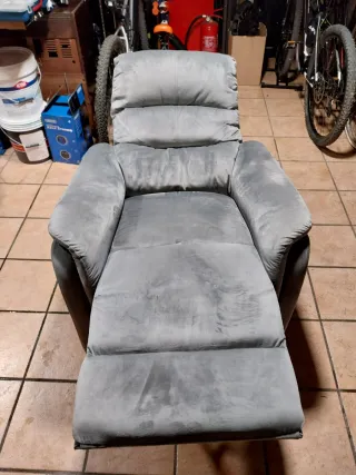 Poltrona reclinabile grigia in tessuto
