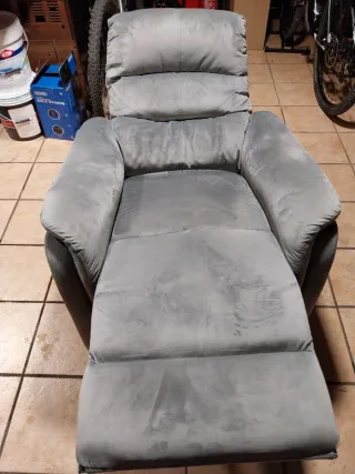 Poltrona reclinabile grigia in tessuto