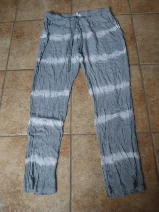 Pantalones grises y blancos con diseño tie-dye