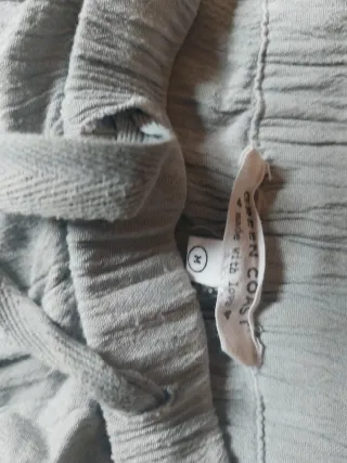 Pantalones grises y blancos con diseño tie-dye