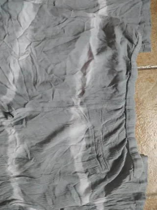 Pantalones grises y blancos con diseño tie-dye