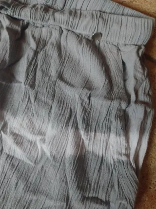 Pantalones grises y blancos con diseño tie-dye