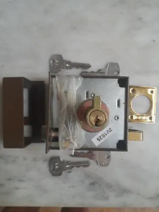 Cerradura nueva con llaves