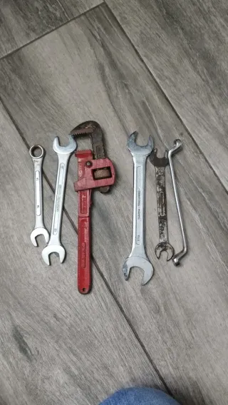 Juego de llaves y llave de fontanero