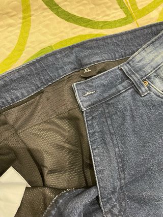 Pantalón vaquero para moto con protecciones