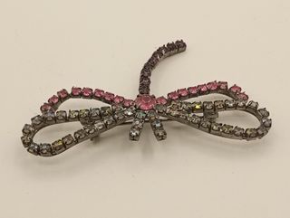 Broche libélula con gemas de vidrio
