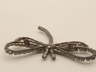 Broche libélula con gemas de vidrio