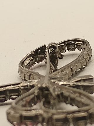 Broche libélula con gemas de vidrio