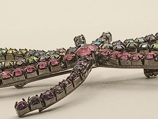 Broche libélula con gemas de vidrio