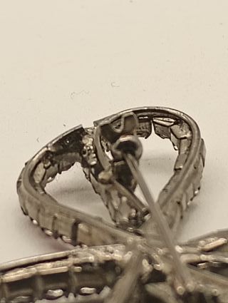 Broche libélula con gemas de vidrio