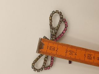 Broche libélula con gemas de vidrio