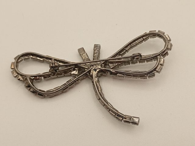 Broche libélula con gemas de vidrio