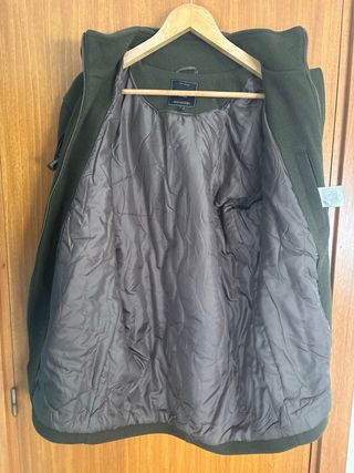 Abrigo verde con capucha desmontable