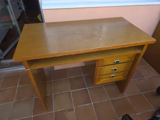 Escritorio de madera maciza con cajones