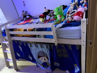 Litera infantil con cortinas