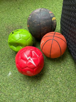 4 Balones (2 fútbol, 2 baloncesto)