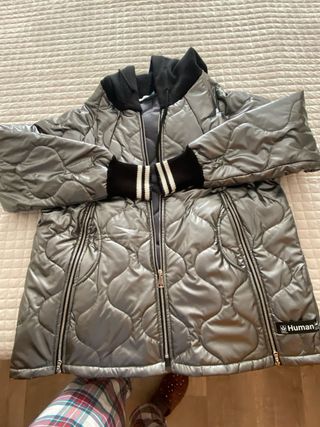 Chaqueta plateada acolchada con puños