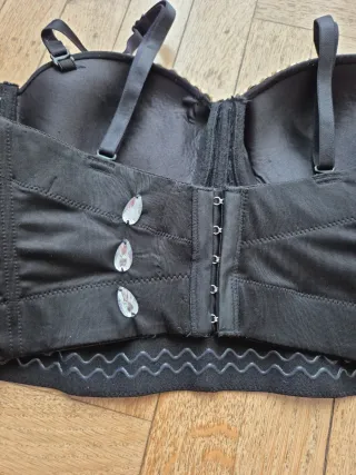 Top corto con borchie oro e argento