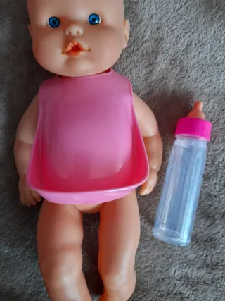 Biberón y babero rosa para muñeco