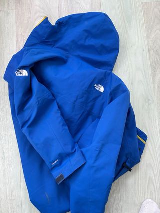 Chaqueta The North Face azul y amarilla