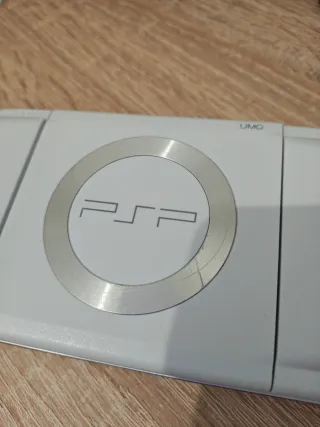 Sony PSP 1004 con caricatore e giochi