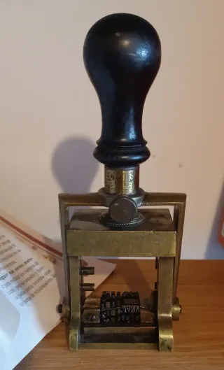 Sello Automático Fechador de Latón Antiguo