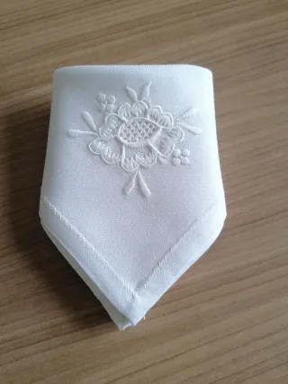 Tapete de lino bordado