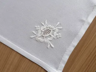 Tapete de lino bordado