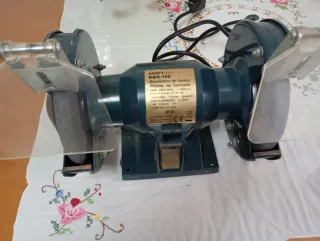 Amoladora de banco Krafttech modelo KBG-150.