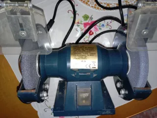 Amoladora de banco Krafttech modelo KBG-150.