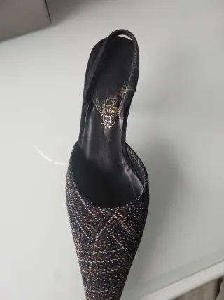 Zapatos de tacón negros y multicolor