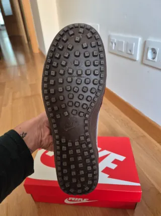 Zapatillas Nike granate, cordones Marrones y Blanc