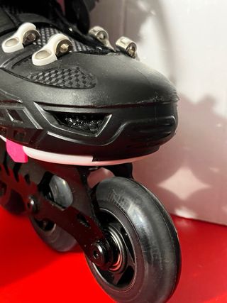 Patines en línea rosas y negros