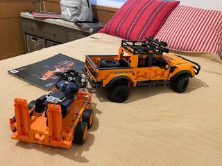 Lego orig Ford F-150 Raptor con remolque y extras.