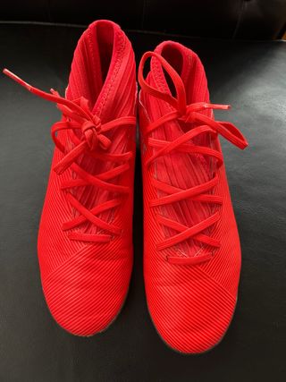 Botas de fútbol multitacos rojas