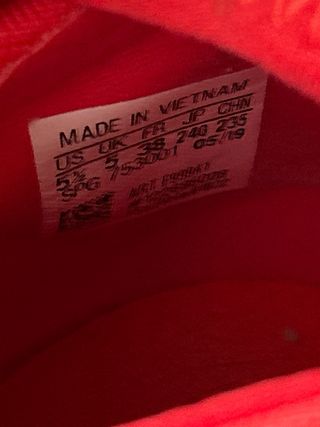 Botas de fútbol multitacos rojas