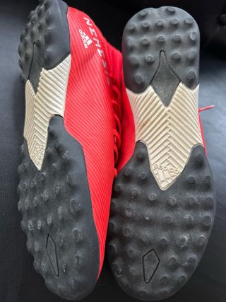 Botas de fútbol multitacos rojas