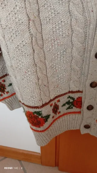 Cardigan lana beige con rose