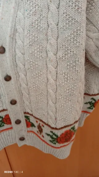 Cardigan lana beige con rose