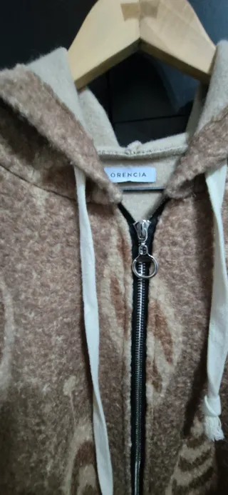 Abrigo estampado beige y marrón talla única