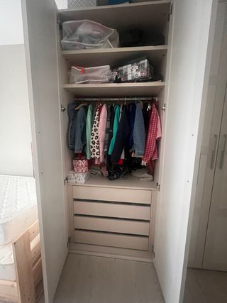 Armario blanco de madera