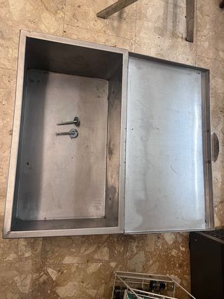 Baúl metálico plateado