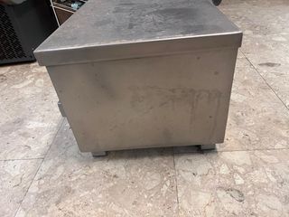 Baúl metálico plateado