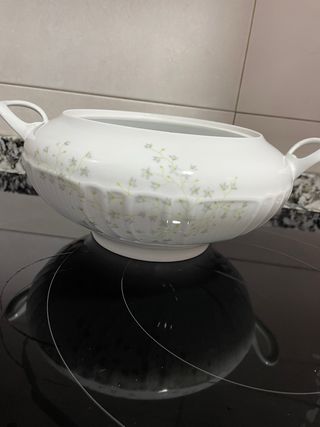 Sopera antigua de porcelana con flores