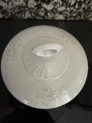 Sopera antigua de porcelana con flores