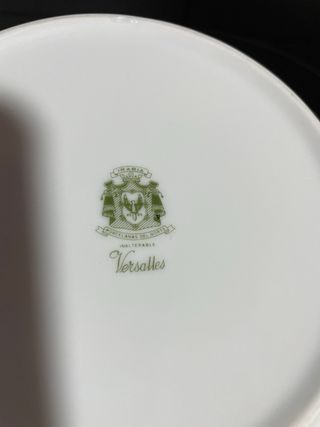 Sopera antigua de porcelana con flores