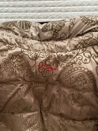 Chaqueta estampada beige y marrón sólo tiene corch