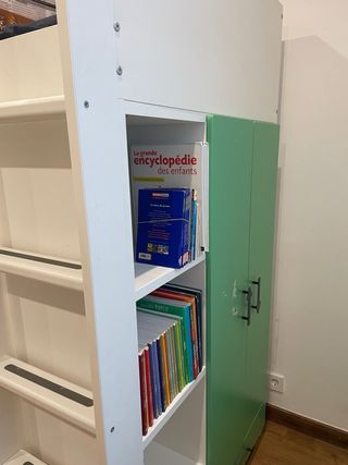 Cama alta infantil con escritorio y cajones