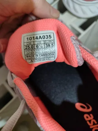 Playeras deportivas Asics rosas y blancas