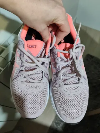 Playeras deportivas Asics rosas y blancas